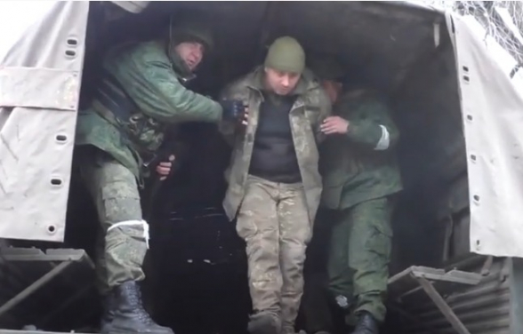 30 украинских солдат сложили оружие и сдались в плен (видео)
